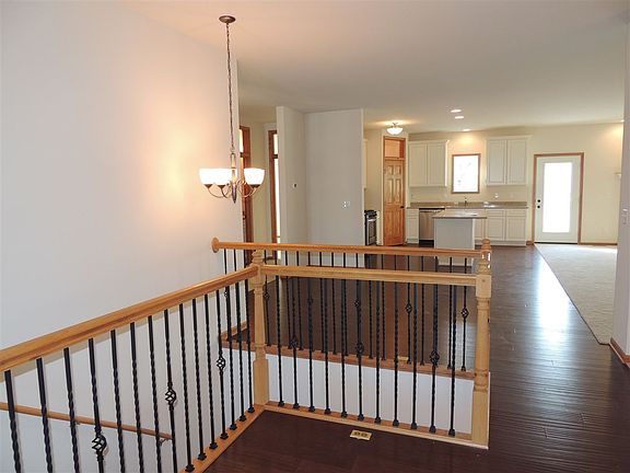 5th image of 700 E Dereck Woods