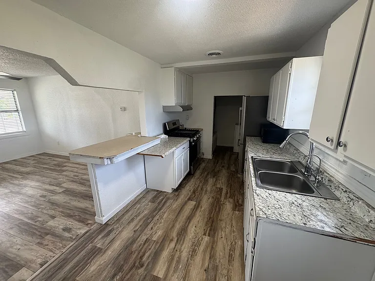 2404 W 9th St — Photo 4