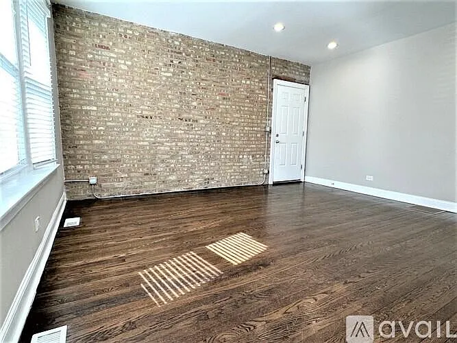 1634 W Roscoe St — Photo 3