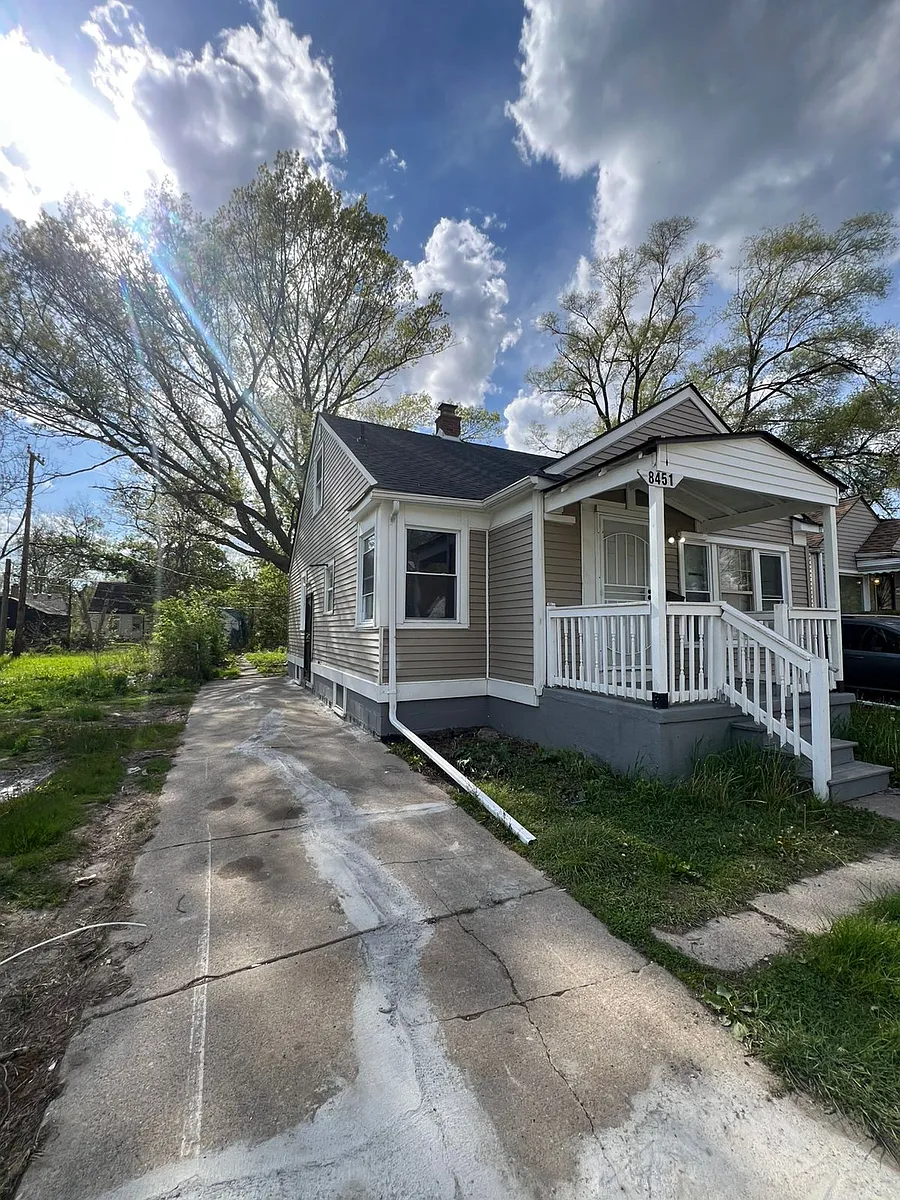 Building Photo - 8451 Rosemont Ave