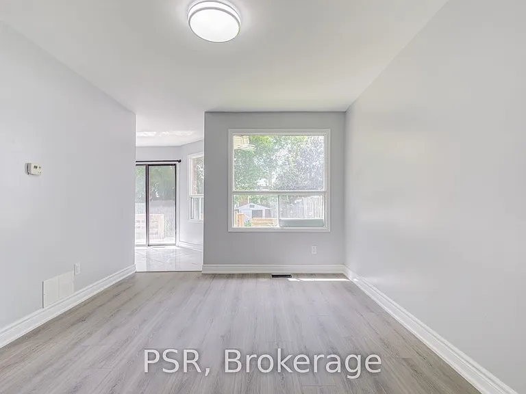166 Adele Cres — Photo 18