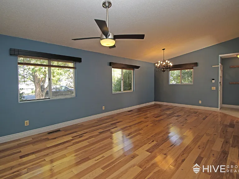 1041 Oak View Ct — Photo 4