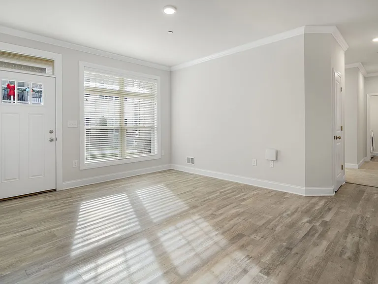 708 Creek Ln — Photo 16