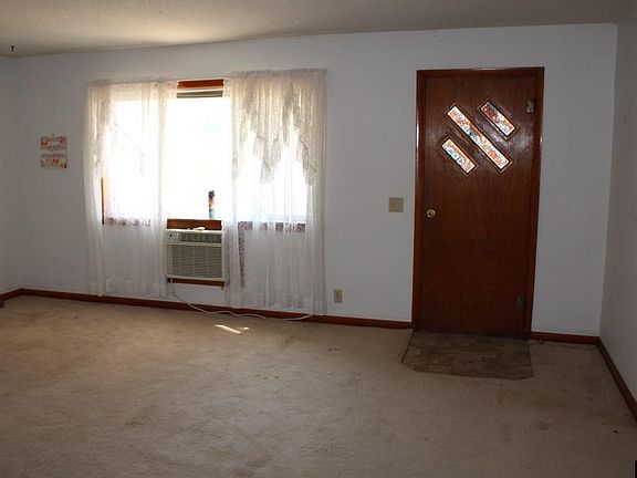 4th image of 404 Cedar St