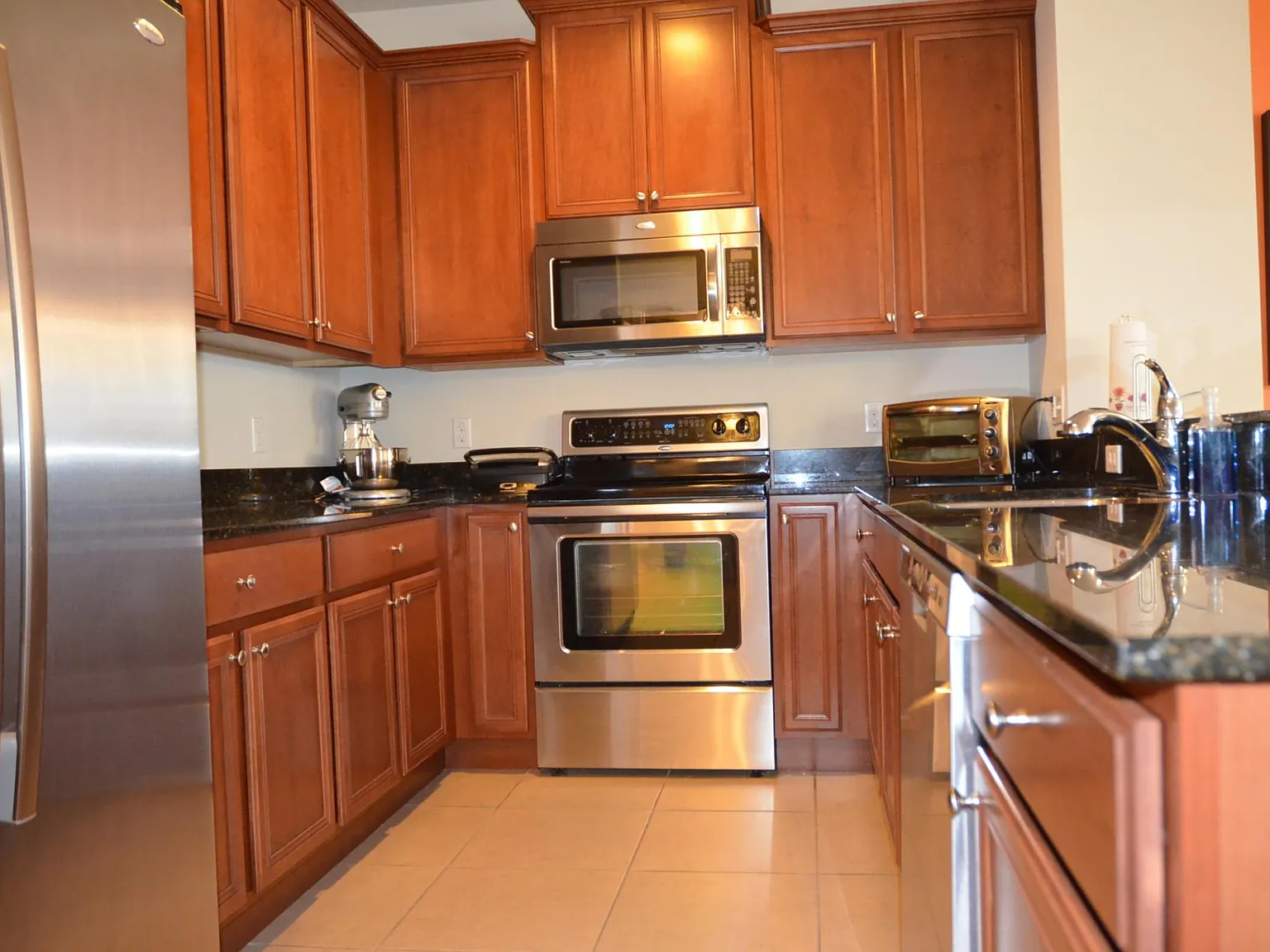 3 bed, 2.5 bath, 1708 sqft, $2,300 — Photo 3