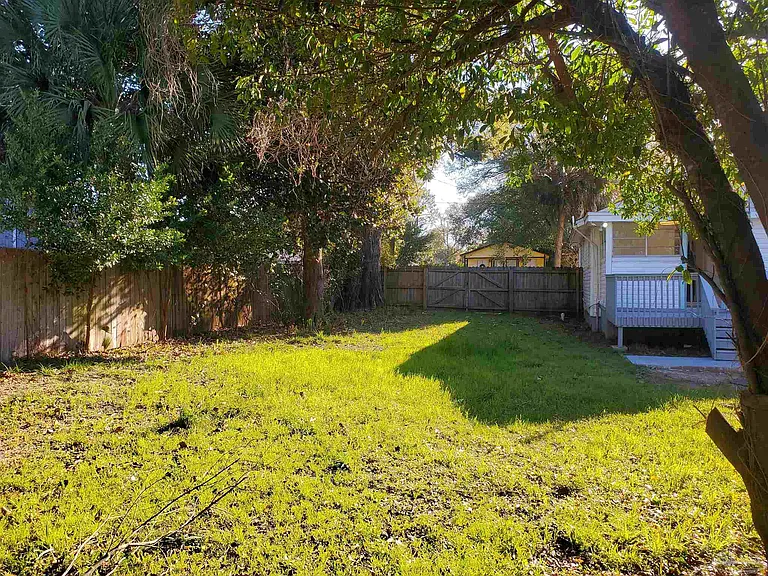 1215 N C St — Photo 36