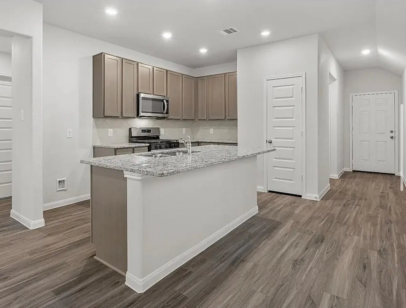 3 bed, 2.0 bath, 1662 sqft, $1,950 — Photo 3