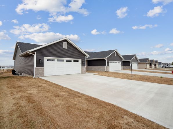 172 Mulberry Dr SE, Cascade, IA 52033