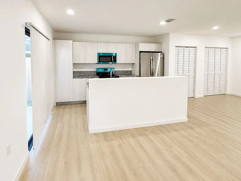 552 NW 7th St #6 — Photo 12