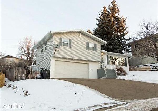 1002-3rd-st-nw-mandan-58554-Curb View