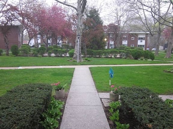 4th image of 125 Hempstead Gardens Dr APT F1b
