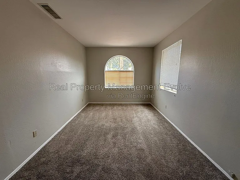 3725 E Taro Ln — Photo 4