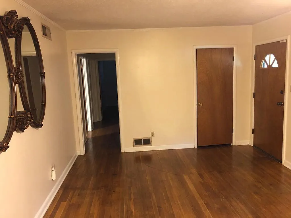 915 Eisenhower Dr — Photo 3