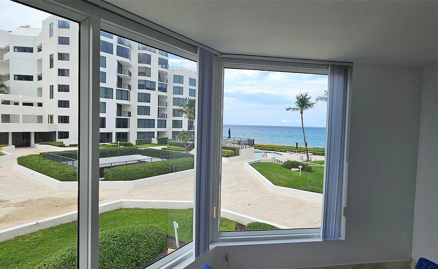2 bed, 2.5 bath, 2240 sqft, $7,200 — Photo 2