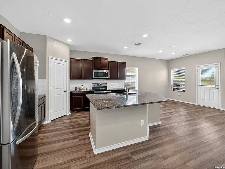 2902 Daisy Mdw — Photo 2