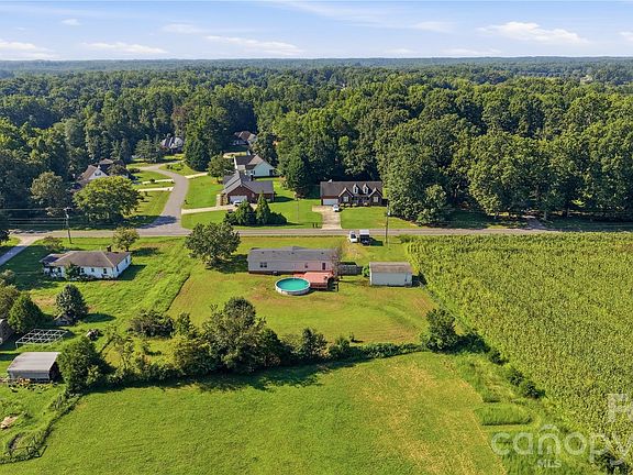5th image of 950 Weaver Rd
