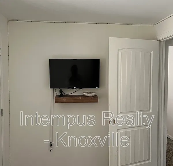 1104 E Hendron Chapel Rd — Photo 22