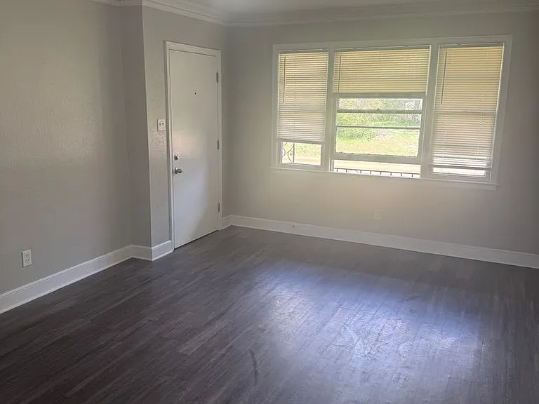 2045 Lamar Ave — Photo 17