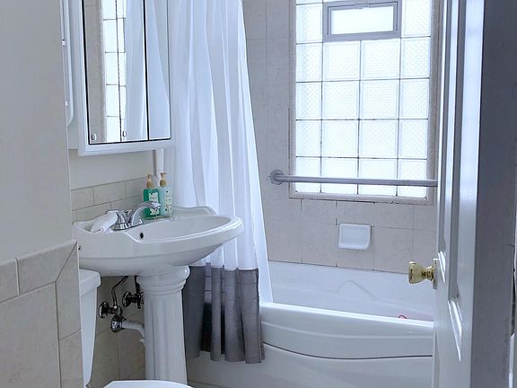 Updated Bathroom w/ Jetted Bathtub
