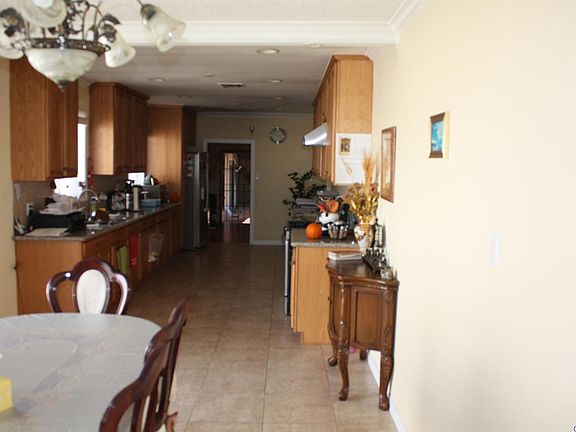 4th image of 824 E Elk Ave
