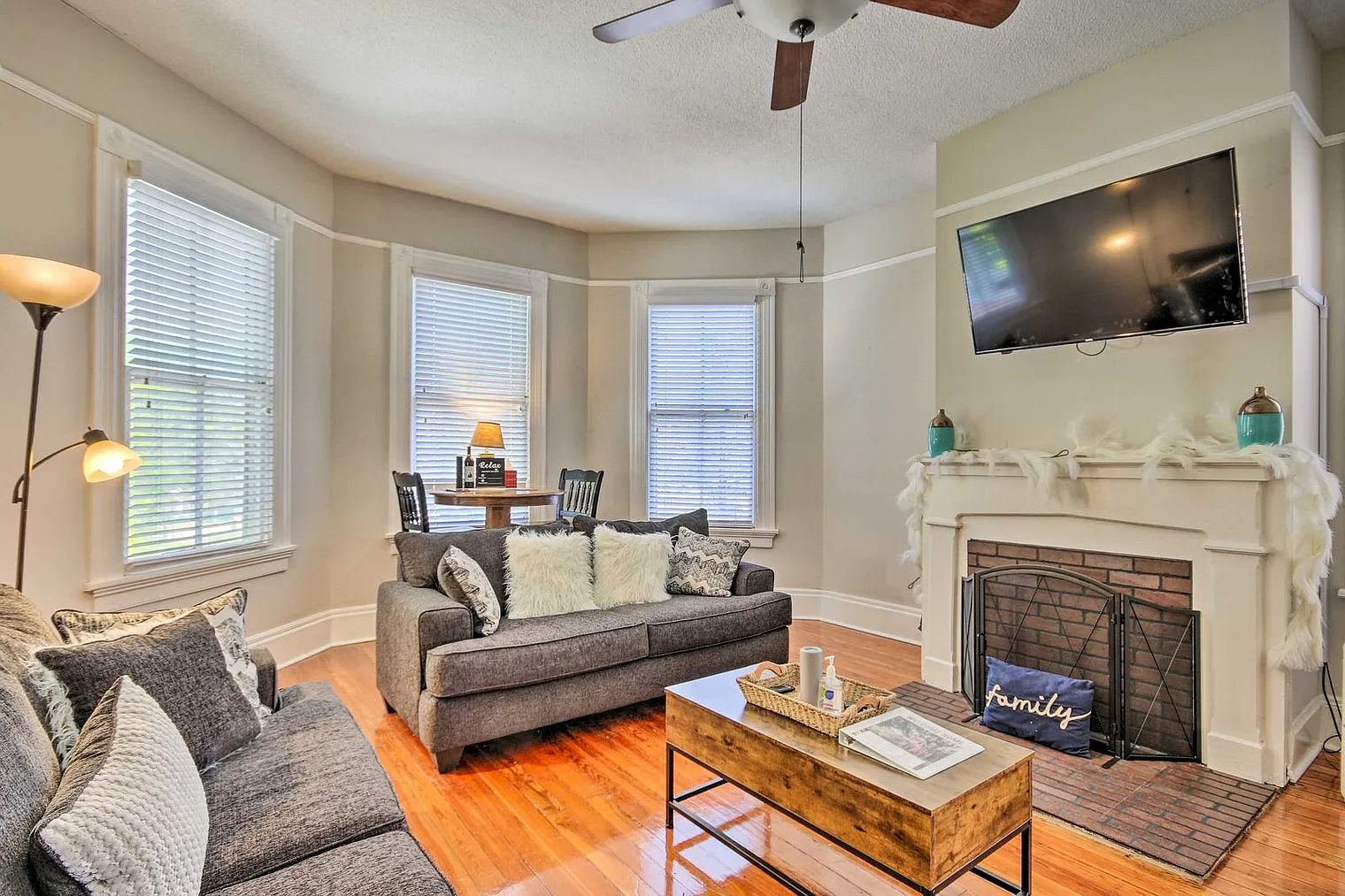 2 bed, 1.0 bath, 1291 sqft, $2,483 — Photo 2
