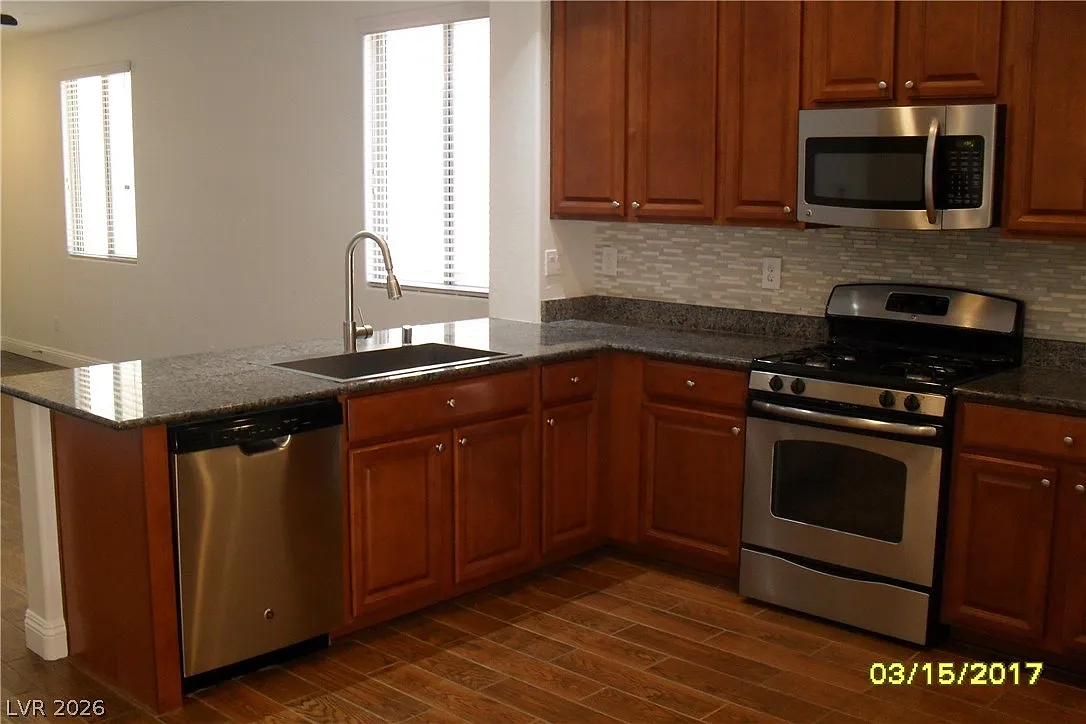 3 bed, 3.0 bath, 1532 sqft, $2,100 — Photo 4