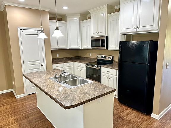 4th image of 210 Huron Dr