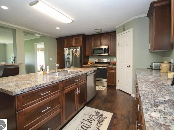 5557 E Pleasant Valley Rd, Shepherd, MI 48883
