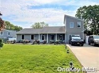 8 Stratford Rd, Miller Place, NY 11764