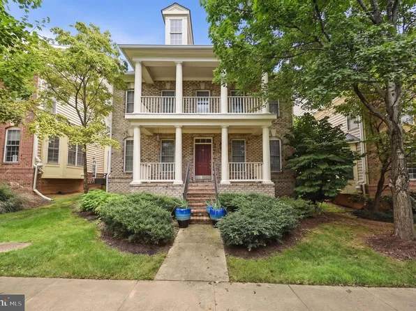 9183 Topaz St, Fairfax, VA 22031