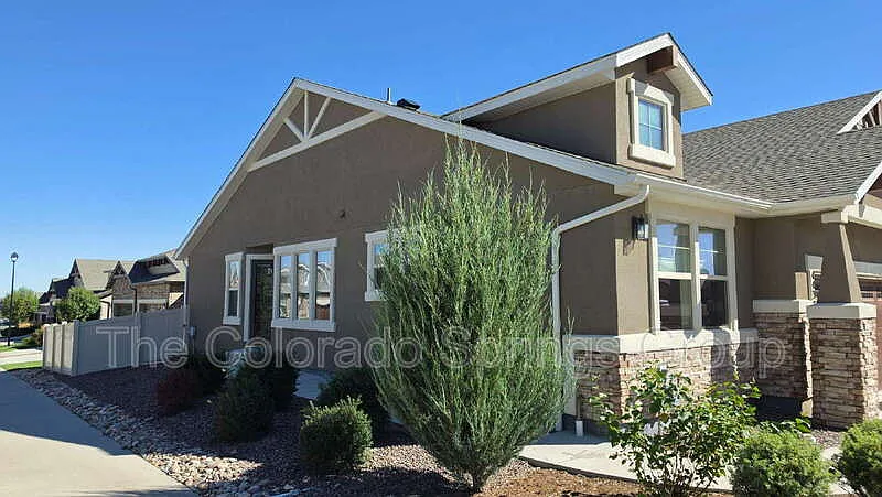 3 bed, 2.5 bath, 2511 sqft, $2,500 — Photo 3