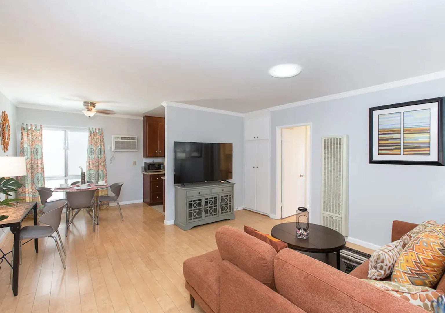 Central and Stylish 2 BDRM Apt in Central West Hollywood — Photo 2