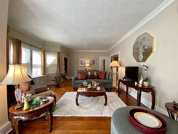 4th image of 3385 Euclid Heights Blvd