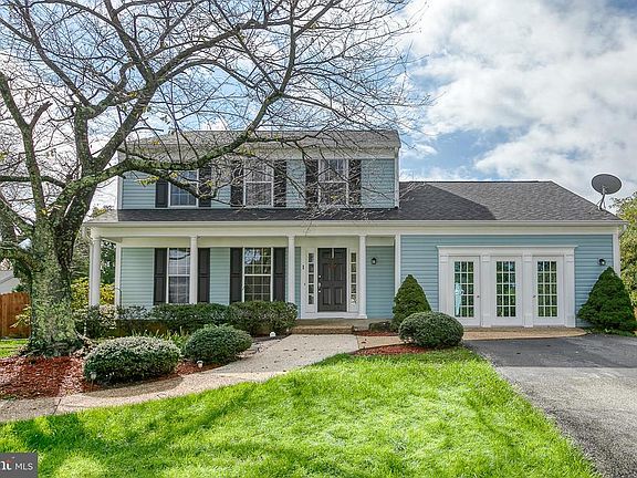 3rd image of 1 Woods Edge Ct