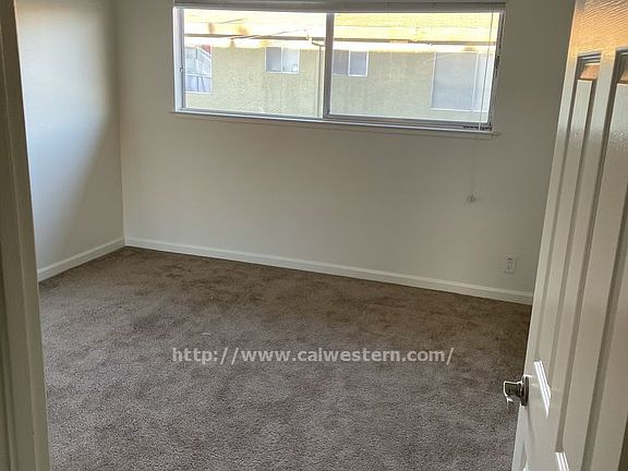 4th image of 4589 Hamilton Ave #17