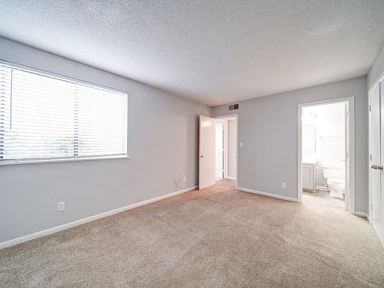 Foxcroft Apartments — Photo 10