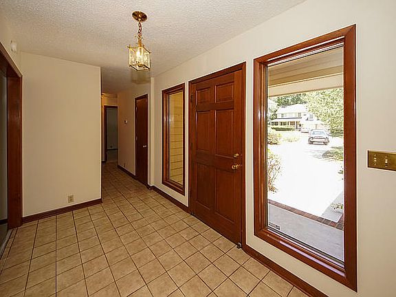 3rd image of 713 Bradburn Dr