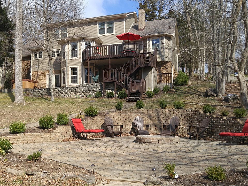Patio & fire pit in backyard