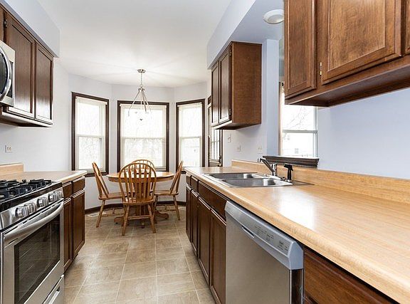 3rd image of 2720 Meadowdale Ln