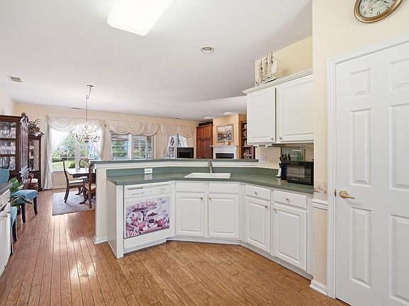 5th image of 121 Southampton Dr