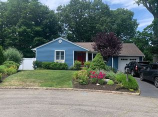 14 Compass Ct, Huntington, NY 11743