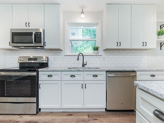 5th image of 2927 Barry Ave SE