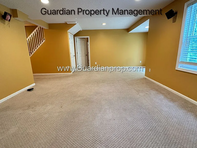 4046 Albany Cir — Photo 18