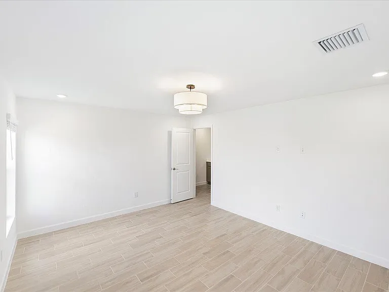 6331 NW Windwood Way — Photo 16