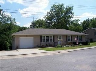 13 Country Club Ter, Lexington, MO 64067