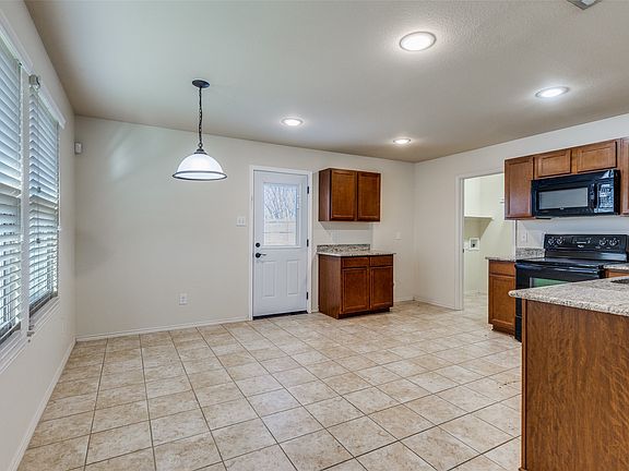 4th image of 16333 Severn Ln