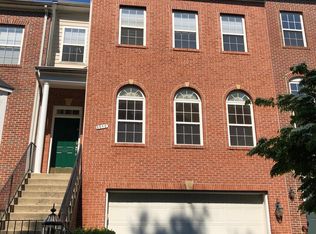 8830 Royal Doulton Ln, Fairfax, VA 22031