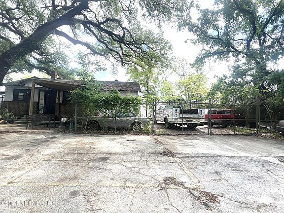 3rd image of 569 BROWARD Street