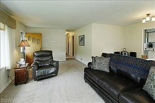5th image of 320 N Lincoln Blvd