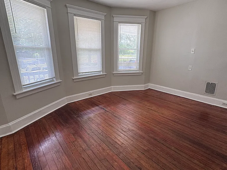 115 Smith St — Photo 2